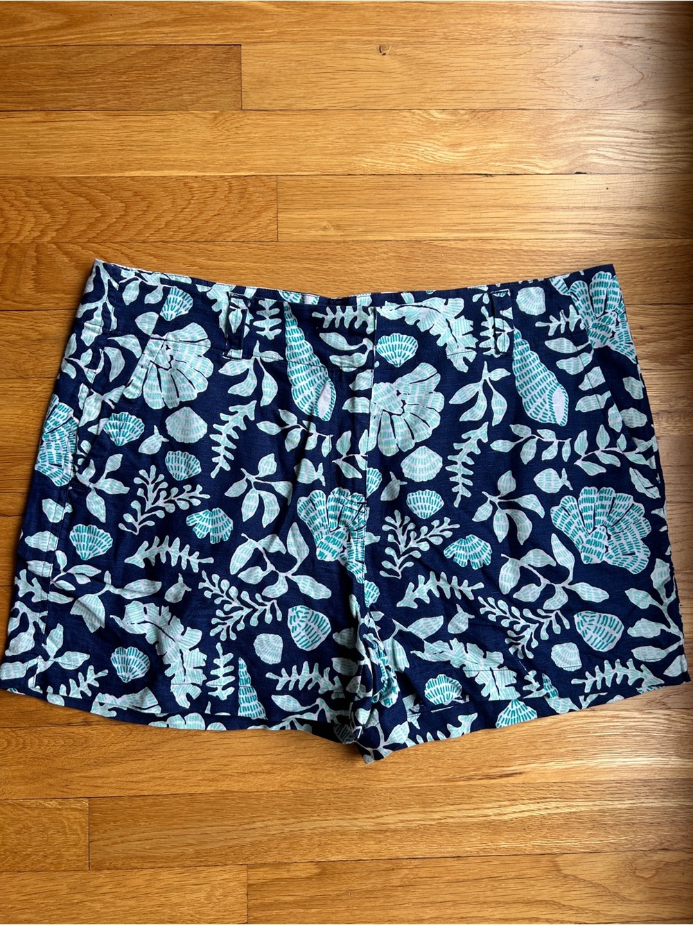 Vineyard Vines Women's Navy Floral Print Shorts - Light Blue Pattern